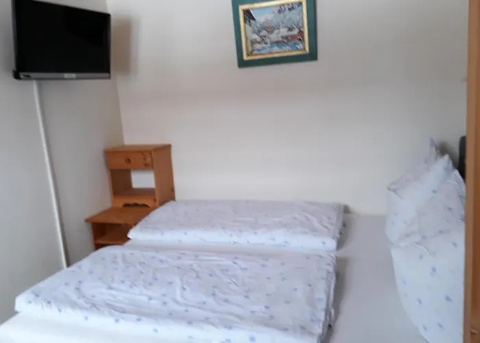 Gaestehaus Kurparkfrieden לינה וארוחת בוקר 3*